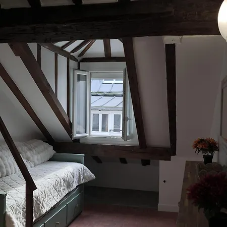 Kwatera prywatna Very Beautiful Independant In An Historical District Of