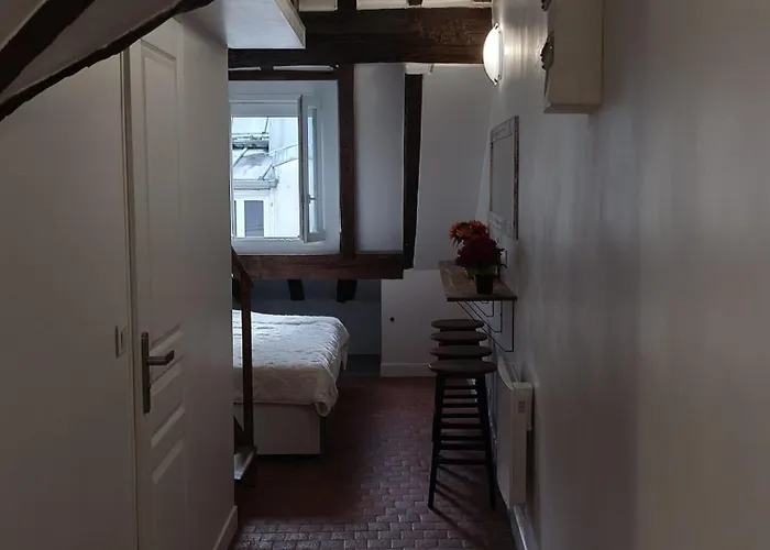 Very Beautiful Independant In An Historical District Of Paryż
